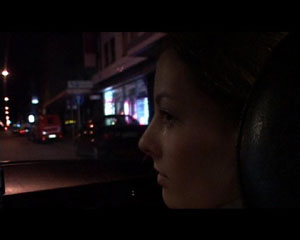 Ein Mdchen sitzt in der Nacht im Auto ©Helena Wittmann