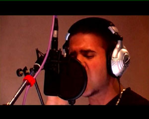Ein Jugendlicher singt in ein Mikrophon ©BoFi Productions