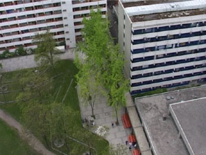 Eine Hochhaussiedlung aus der Vogelperspektive ©Reign Productions