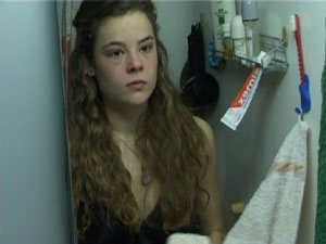 Magdalena steht im Badezimmer vor  dem Spiegel ©Reign Productions