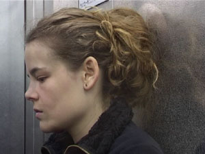 Das Mdchen Magdalena steht in einem Fahrstuhl ©Reign Productions