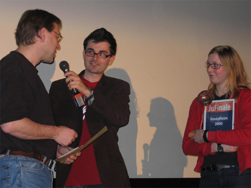 Der Moderator interviewt einen Mann aus der Filmgruppe ©Medienzentrum Parabol