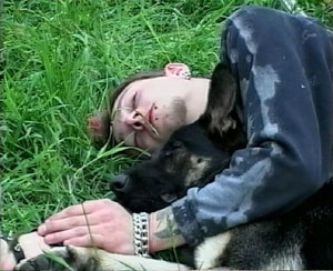 Ein Punk liegt im Gras ©Punx