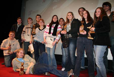Gruppenbild mit allen Preistrgern auf der Bhne ©Parabol
