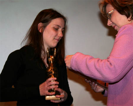 Angela Umpfenbach erhlt Lobo und Urkunden ©Parabol