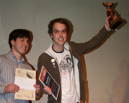 Johannes Wiener und Michael Fiebrig mit Urkunde und Lobo ©Parabol