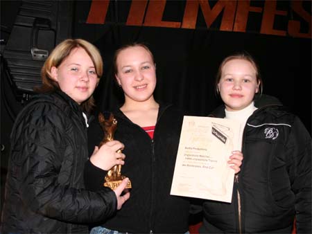 Drei Mdchen der Filmgruppe “Bertha Productions“ freuen sich ber ihren Preis ©Parabol
