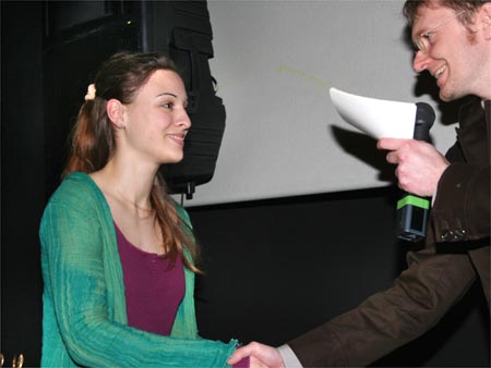 Moderator Peter Romir beglckwnscht Filmemacherin Jennifer Bury ©Parabol