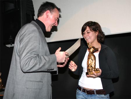 Dr. Thomas Jung berreicht Preis an Schauspielerin Johanna Steinhauser ©Parabol