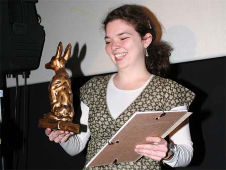 Theresa Braun mit “Lobo“ und Urkunden ©Parabol