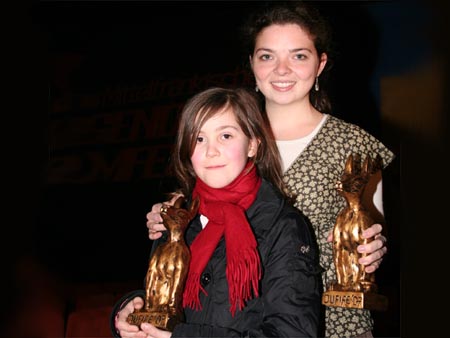 Theresa Braun mit ihrer 10-jhrigen Hauptdarstellerin und zwei “Lobos“ ©Parabol
