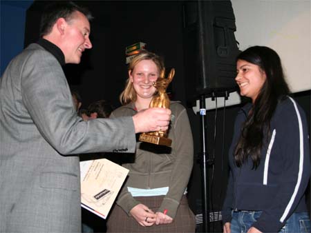 Dr. Thomas Jung berreicht Preis an Samanthi Silva und Johanna Fulda ©Parabol