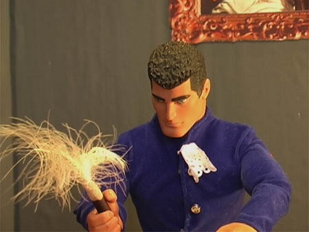 Mnnliche Puppe (“Action Man“) schreibt mit Feder einen Brief ©Bernt & Birgit Popp