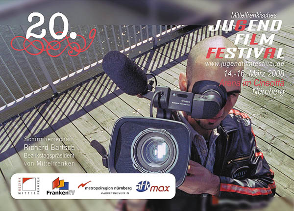 Flyer-Titelbild: Junger Mann mit Kamera ©glaesergraphics.de