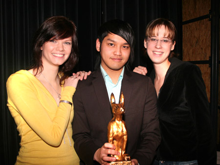 drei Mitglieder der Jugendjury mit Lobo ©Parabol drei Mitglieder der Jugendjury mit Lobo ©Parabol