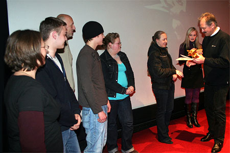 Überreichung des Preises durch Richard Bartsch an das Filmteam ©Parabol Überreichung des Preises durch Richard Bartsch an das Filmteam ©Parabol