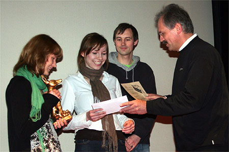 Gesa Lück und zwei Teammitglieder nehmen den Preis von Richard Bartsch entgegen ©Parabol Gesa Lück und zwei Teammitglieder nehmen den Preis von Richard Bartsch entgegen ©Parabol