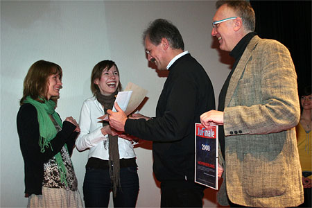 zwei Filmemacherinnen erhalten Urkunden von Bezirkstagspräsident Richard Bartsch und JuFinale-Vertreter Michael Bloech ©Parabol zwei Filmemacherinnen erhalten Urkunden von Bezirkstagspräsident Richard Bartsch und JuFinale-Vertreter Michael Bloech ©Parabol