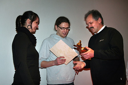 Überreichung des Preises an zwei Vertreter des Luise-Teams durch Richard Bartsch ©Parabol Überreichung des Preises an zwei Vertreter des Luise-Teams durch Richard Bartsch ©Parabol