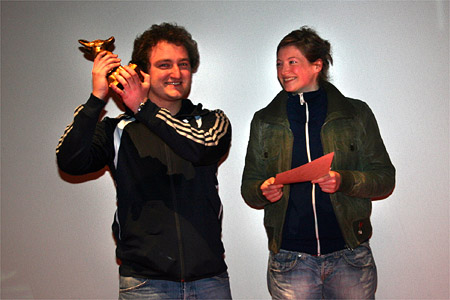 Markus Kreuz mit Lobo in der Hand, daneben Moni Gropper mit Urkunde ©Parabol Markus Kreuz mit Lobo in der Hand, daneben Moni Gropper mit Urkunde ©Parabol