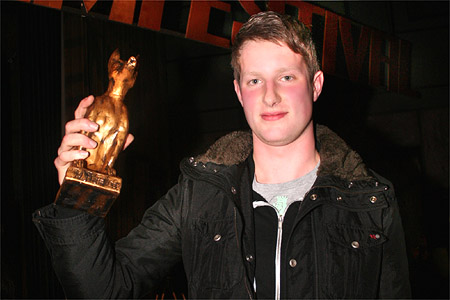 Moritz Frisch mit “Lobo“ in der Hand ©Parabol Moritz Frisch mit “Lobo“ in der Hand ©Parabol