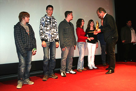 Richard Bartsch überreicht den Preis an fünf Jugendliche ©Parabol Richard Bartsch überreicht den Preis an fünf Jugendliche ©Parabol