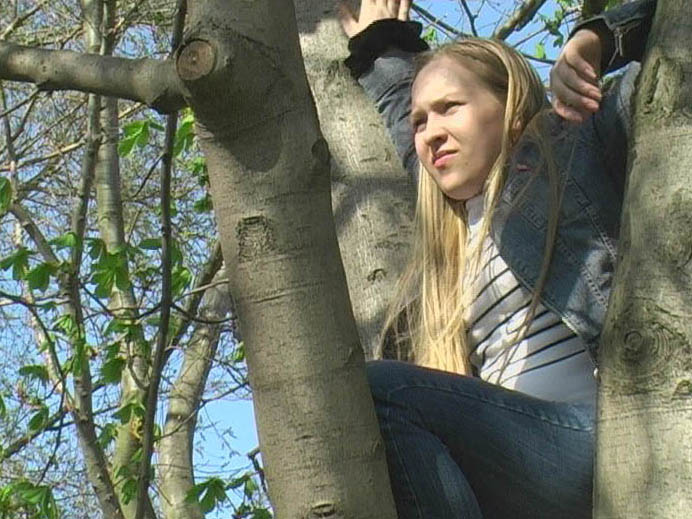 Mädchen sitzt in einer Baumkrone und schaut in die Ferne ©KiJH Bertha Mädchen sitzt in einer Baumkrone und schaut in die Ferne ©KiJH Bertha