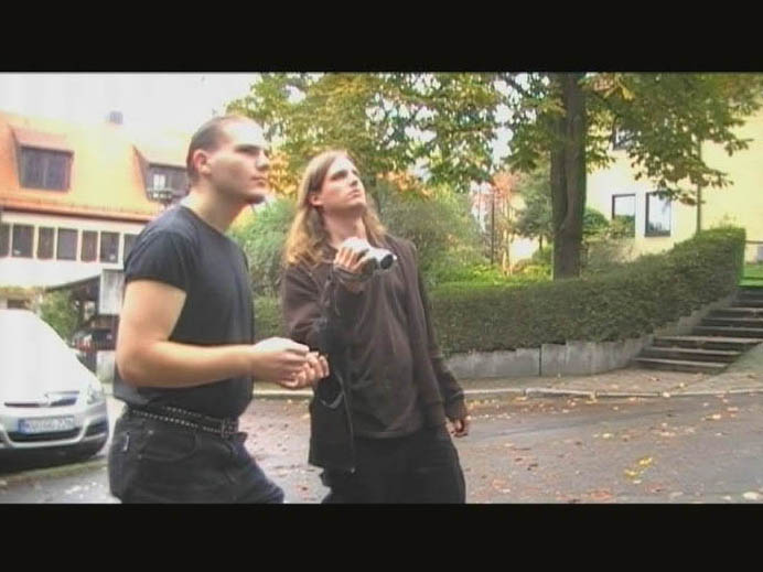 zwei Filmemacher mit Kamera auf der Straße ©Non Sense Entertainment zwei Filmemacher mit Kamera auf der Straße ©Non Sense Entertainment