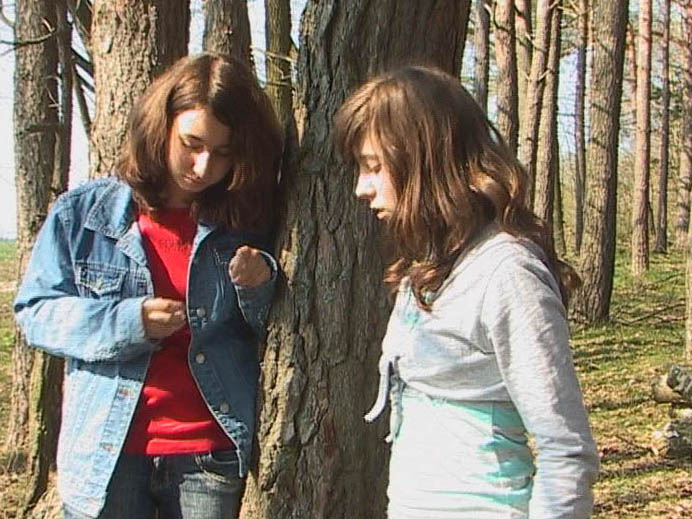 zwei Mädchen im Wald ©Parabol zwei Mädchen im Wald ©Parabol