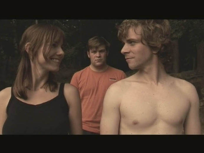 Mädchen und Junge schauen sich an, dahinter der eifersüchtige Freund des Mädchens ©Gesa Lück Mädchen und Junge schauen sich an, dahinter der eifersüchtige Freund des Mädchens ©Gesa Lück