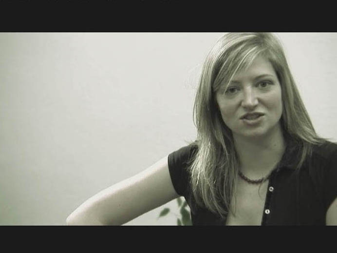 Nahaufnahme einer jungen Frau in einem weißen Raum ©Markus Kreuz Nahaufnahme einer jungen Frau in einem weißen Raum ©Markus Kreuz