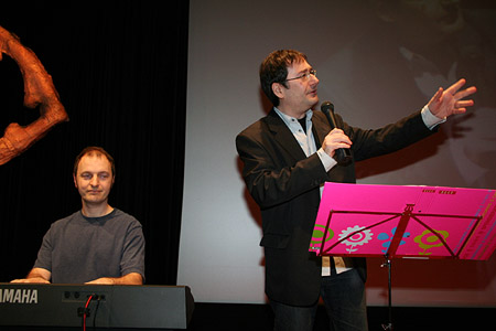 Wolfgang Kindl sitzend am Keyboard, daneben stehend und singend: Michael Ziegler ©Parabol Wolfgang Kindl sitzend am Keyboard, daneben stehend und singend: Michael Ziegler ©Parabol