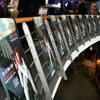 JuFiFe21: Plakate am Foyer-Gelnder