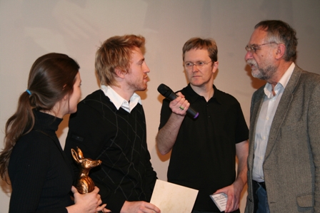 berreichung des Preises durch Gebhard Schnfelder an Christopher Schlierf und Kollegin ©Parabol
