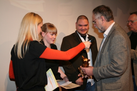 berreichung des Lobos durch Gebhard Schnfelder an Helene Rmer und Andreas Irnstorfer ©Parabol