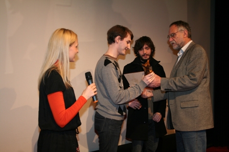 Mike Bloech vom JuFinale-Team im Gesprch mit dem Preistrger ©Parabol