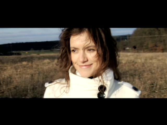 Schauspielerin im Musik-Clip von “Hold on to me“ ©Daily Grind