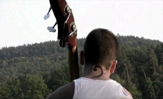 Ein Mann mit Bassschlssel bemalt und mit Instrument in der Hand ©Mindcircus Filmproduktions