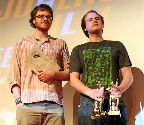 Jan Bratenstein und Jan Krebs mit ihren Preisen ©Parabol