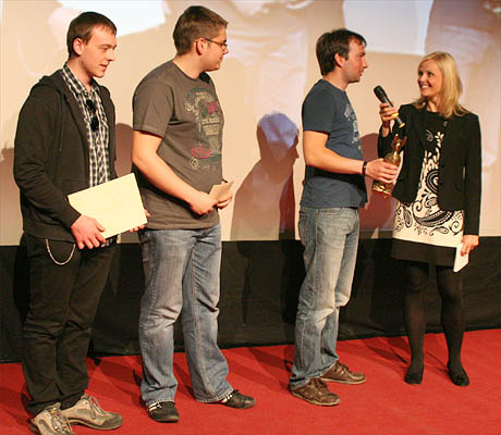 Die Gruppe “Endlich Entertainment Pictures“ wird bei der Preisverleihung interviewt ©Parabol