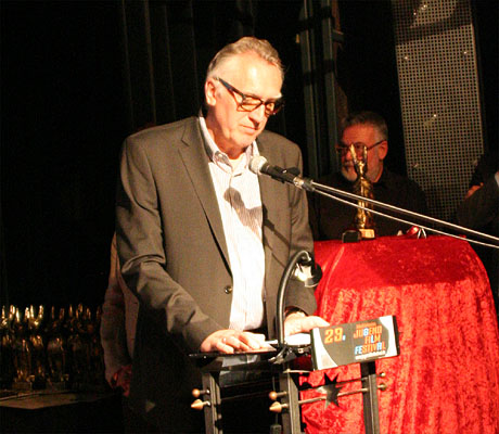 Jurymitglied Michael Bloech verliest die Laudatio fr “verspielt“ ©Parabol