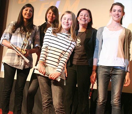 Die Quibble-Zoom-Filmgruppe mit ihrem Preis ©Parabol