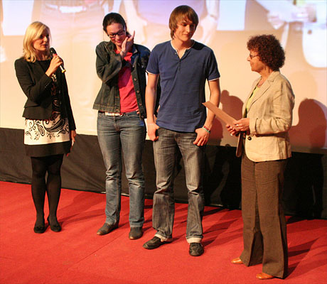 Schler des HLG Frth erhalten die Urkunde von Gabriele Penzkofer-Rhrl ©Parabol