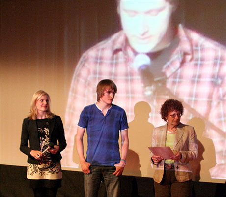 Lukas Miller zwischen Moderatorin Tanja Collischon und Gabriele Penzkofer-Rhrl ©Parabol