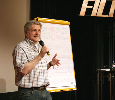 Workshopreferent Ingmar Geregorzewski mit Flipchart ©Parabol