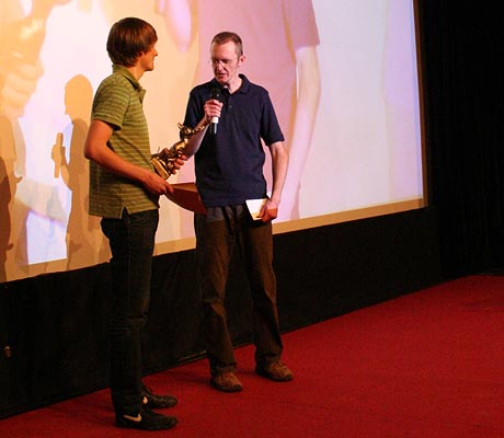 Lukas Miller mit Moderator bei der Preisbergabe ©PARABOL